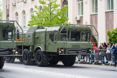 İskander füze sistemi. Şehrin sokaklarında askeri teçhizat geziyor.