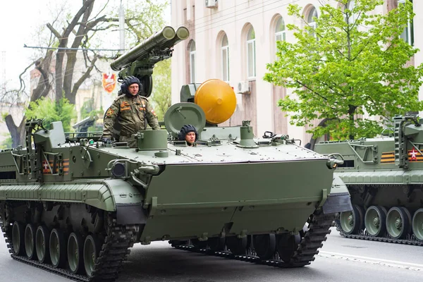 Sistemas anti-tanque crisântemo atravessa as ruas da cidade. — Fotografia de Stock