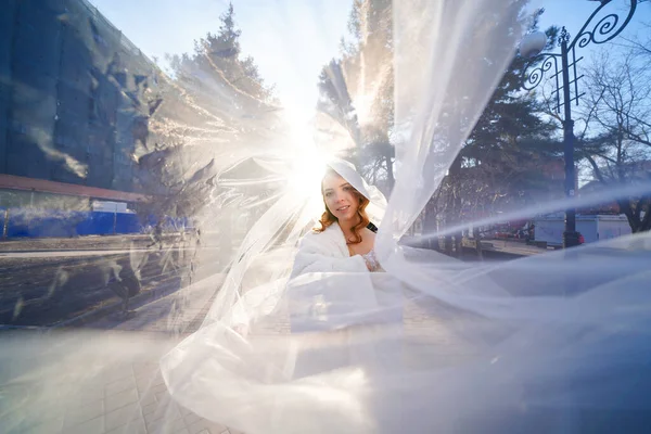Красива і щаслива наречена під білою завісою . — стокове фото