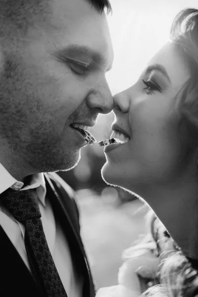 新娘和新郎把结婚戒指戴在牙齿上. — 图库照片