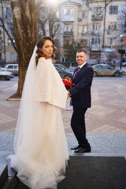 Yeni evliler. Damat gelinin elini tutar ve ona yol gösterir. Aileye güven.. 