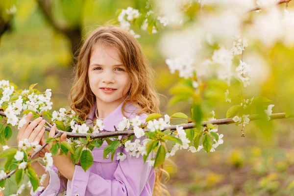 Hermosa niña con una rama de un árbol floreciente. cosméticos naturales —  Fotos de Stock