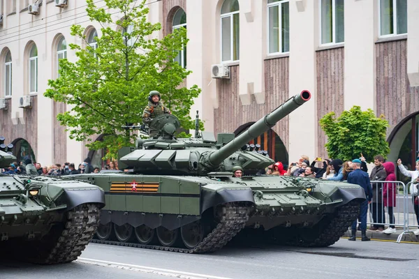 T-72B3 tankları. Şehrin sokaklarında askeri teçhizat var.. 