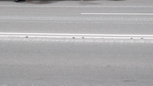 Тріщини на поверхні дороги після проходження гусеничних машин — стокове відео