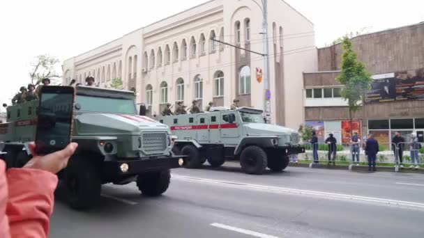 Rosyjska gwardia. Sprzęt wojskowy przejeżdża ulicami miasta.. — Wideo stockowe