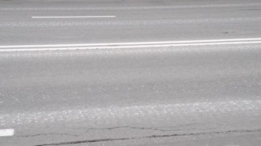 Askeri teçhizatı geçtikten sonra yoldaki bozuk asfalt. yol 