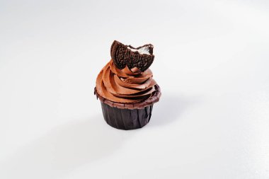 Beyaz arka planda kremalı ve kurabiyeli çikolatalı kek. Boşluğu kopyala.