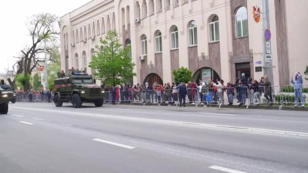 Vojenské vybavení projíždí ulicemi města. slavnostní průvod. — Stock video