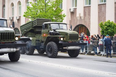 Kasırga-G çoklu roketatarlar şehrin sokaklarına dökülüyor..