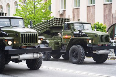 Kasırga-G çoklu roketatarlar şehrin sokaklarına dökülüyor..