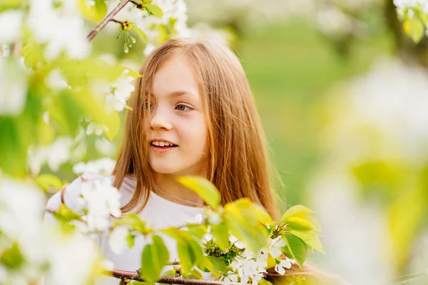 Hermosa adolescente con una rama de un árbol floreciente. cosméticos naturales —  Fotos de Stock