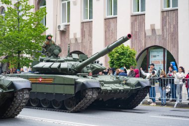 T-72B3 tankları. Şehrin sokaklarında askeri teçhizat var.. 