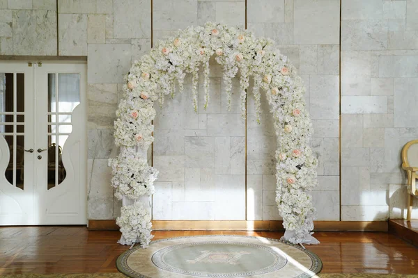 Arco de flores artificiais nos escritórios de registro. decorações para o casamento. — Fotografia de Stock