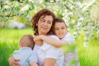 Piknik. Oğulları olan bir anne çiçek bahçesinde sarılır. Anneler Günü