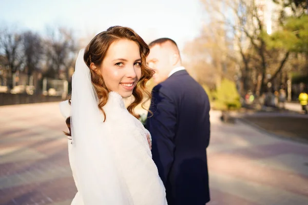 Lo sposo tiene la mano delle spose e la conduce. fiducia nella famiglia. — Foto Stock