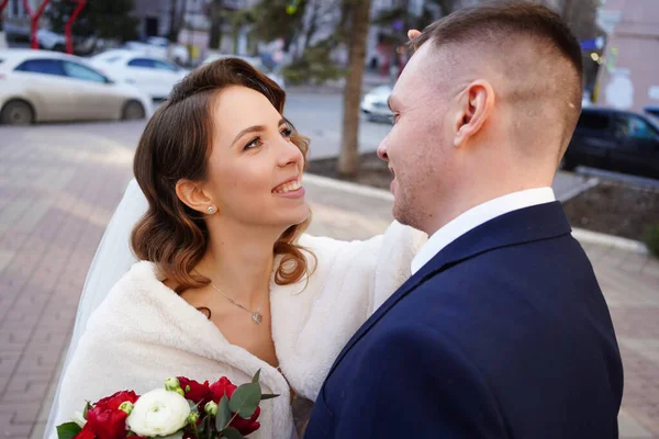 Ritratto di sposi amorevoli e felici. aiuto di coordinatore di celebrazione. — Foto Stock