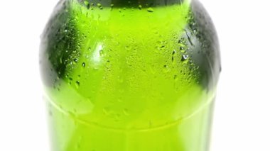 Kapat. Damlalar şişenin soğuk yeşil camından aşağı akar. yoğunlaştır