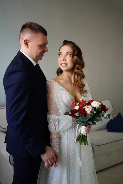 Der Bräutigam mit einem Blumenstrauß für die Braut am Hochzeitstag. — Stockfoto