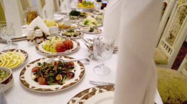 Restoranda ya da tatil için evde büyük bir ziyafet masasına servis etmek..