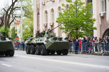 BMP-3. Askeri teçhizat şehrin sokaklarından geçiyor. Festival geçidi, gösteri. Büyük ulusal savaştaki zaferin kutlaması. Rusya, Rostov-on-Don, 09.05.2021