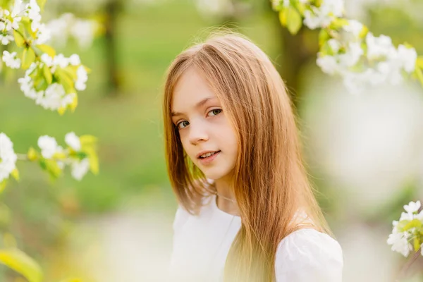 Hermosa adolescente con una rama de un árbol floreciente. cosméticos naturales —  Fotos de Stock