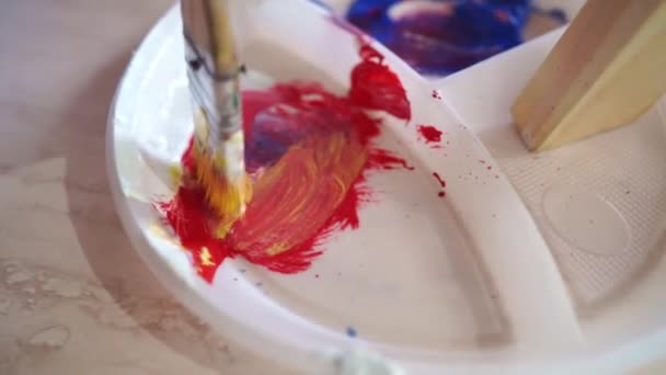 Palette. Use disposable utensils to mix paints. Art school for children, adults. — Vídeo de stock