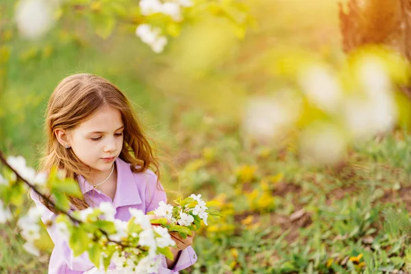 Hermosa niña con una rama de un árbol floreciente. cosméticos naturales —  Fotos de Stock