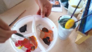 Palet. Boyaları karıştırmak için kullan-at aletler kullanın. Çocuklar ve yetişkinler için sanat okulu.