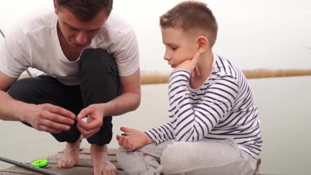 Pappa och son på fisketur. en man hängde en mask på en fiskekrok. — Stockvideo