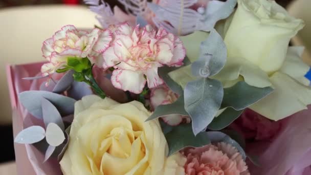 Kytice pastelových barevných květin, žlutá, bílá a růžová.růže a karafiáty — Stock video