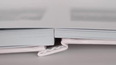 Yakın plan. Photobook 'un kalın plastik sayfalarını karıştırıyor. matbaa. 
