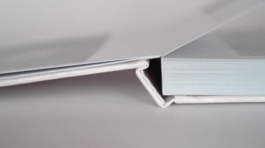 Yakın plan. Photobook 'un kalın plastik sayfalarını karıştırıyor. matbaa. 