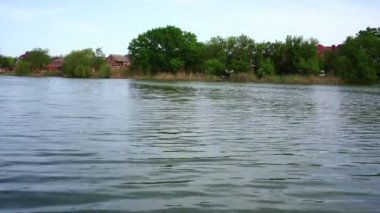 Suyun yüzeyi. Nehir manzarası. Dinlen ve doğada yürü.. 