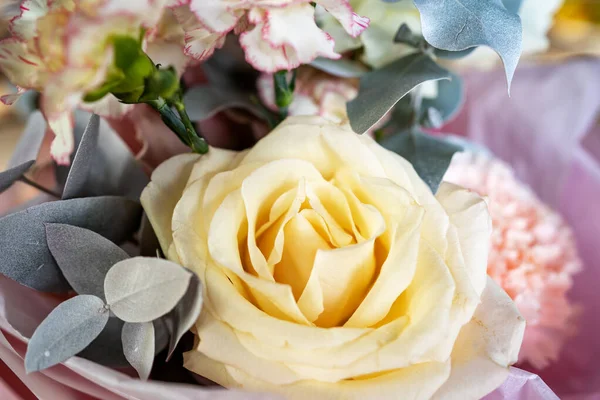 Ramo de flores de color pastel, amarillo, blanco y rosado. Rosas y claveles — Foto de Stock