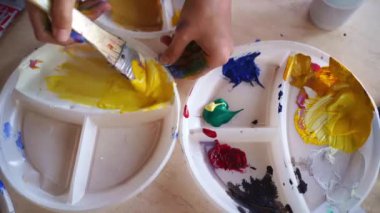 Palet. Boyaları karıştırmak için kullan-at aletler kullanın. Çocuklar ve yetişkinler için sanat okulu.