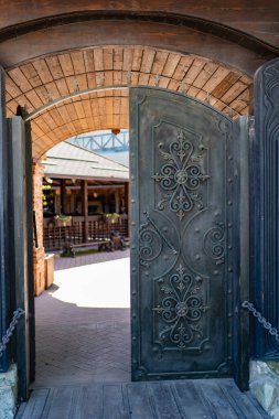 Retro tarzında güzel siyah metal kapılar. alışılmadık dış görünüş