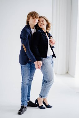 Mavi elbiseli bir anne fotoğraf çekimi için poz verir.