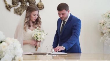 Gelin ve damat evlilik belgesinde yazılı.
