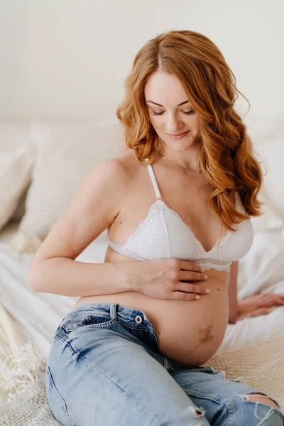 Vacker gravid kvinna. den kvinnliga kroppens skönhet. — Stockfoto