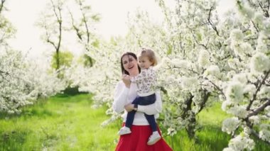 Annem parkta kollarında bir kızla çiçek açan bir ağacın yanında dönüyordu.. 