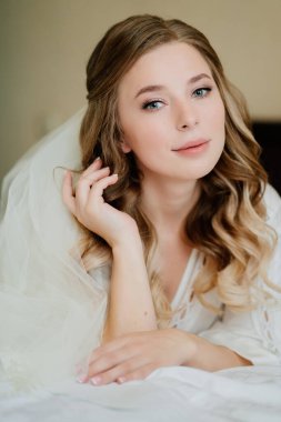 Gelinler sabahı. Uzun saçlı, güzel bir genç kadın. Doğal güzellik