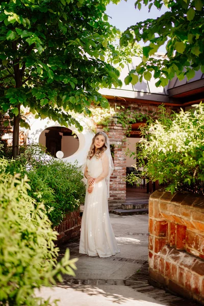 Novia en el sendero en el jardín. Maquillaje de boda. — Foto de Stock