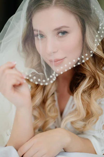 A manhã das noivas. uma bela jovem mulher com cabelos longos sob o véu — Fotografia de Stock