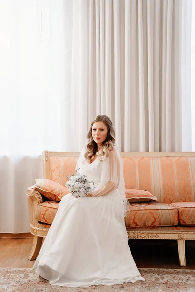 Портрет красивої нареченої з букетом на дивані. Весільні традиції . — стокове фото