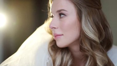 Gelinler sabahı. Uzun saçlı güzel bir genç kadın.