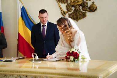 Gelin ve damat evlilik belgesinde yazılı.