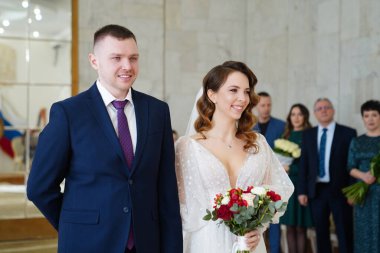 Güzel ve mutlu gelin ve damat nüfus dairesinde.