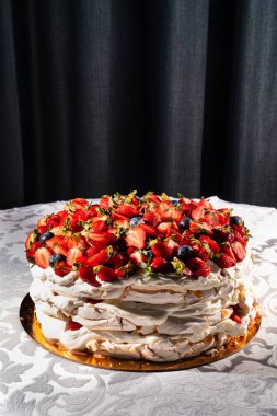 Taze çilek ve yabanmersinli büyük kek bize. Şekerleme.