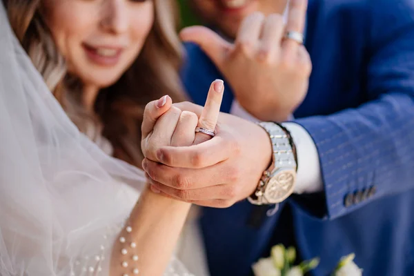 Наречений і наречений показують обручки. традиційний символ любові і лояльності . — стокове фото