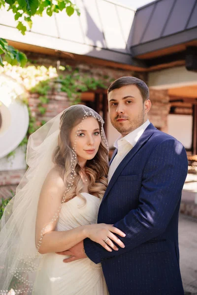 Los novios se acurrucan en el patio retro del restaurante — Foto de Stock